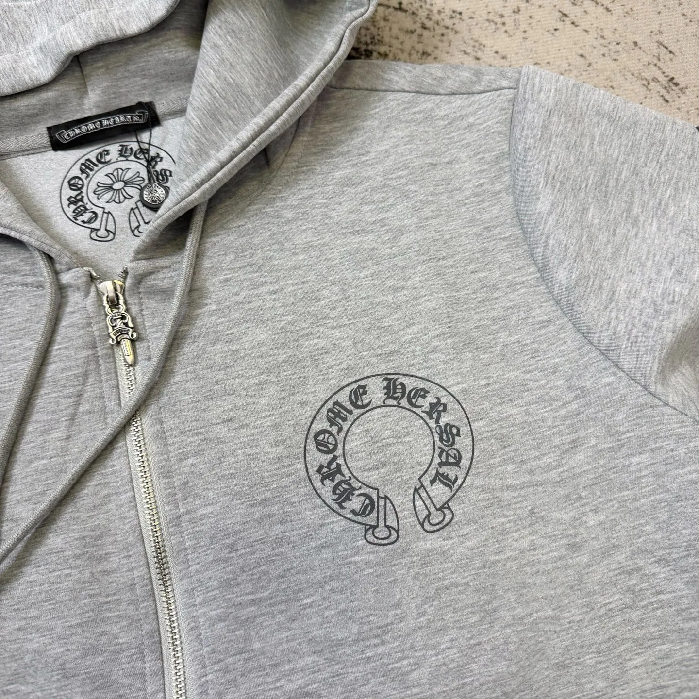 P320 ChromeHearts Miami limited edition horseshoe hooded sweatshirt, the same style as ChromeHearts counters. Made of custom air cotton fabric. Original customization. Details are restored in place. Very textured on the handle. Three-dimensional and atmospheric. Versatile and easy to wear in autumn. Simple and elegant. Adopting os version. The upper body effect is great. Suitable for all body types. Soft and comfortable. CH letter offset printing on the front ➕ Horseshoe Sanskrit offset printing on the back. Small markings on the hem. Machine washable. Does not fade or deform. Complete accessories. Original mold opening. Perfectly restored zp 2:1, same style for men and women, versatile and not picky, size s m l xl color gray